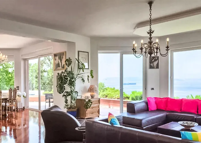 4 Bedroom Gorgeous In Semesterbostad