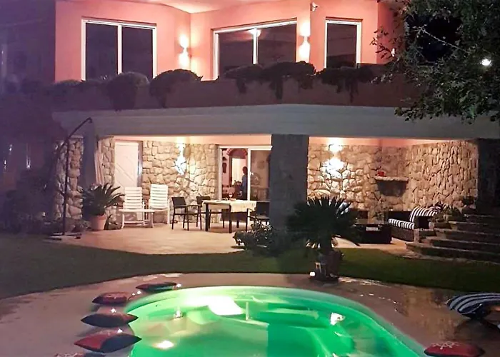 4 Bedroom Gorgeous In Semesterbostad